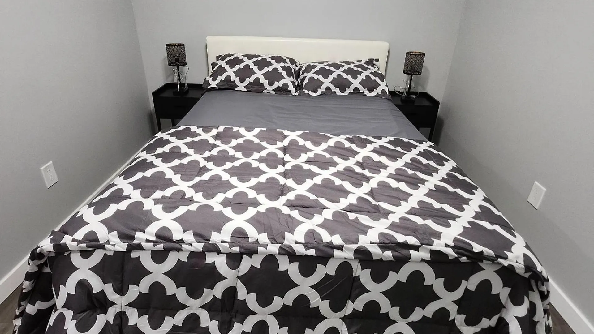 Entire Basement Suite With Private Entrance Γουίνιπεγκ